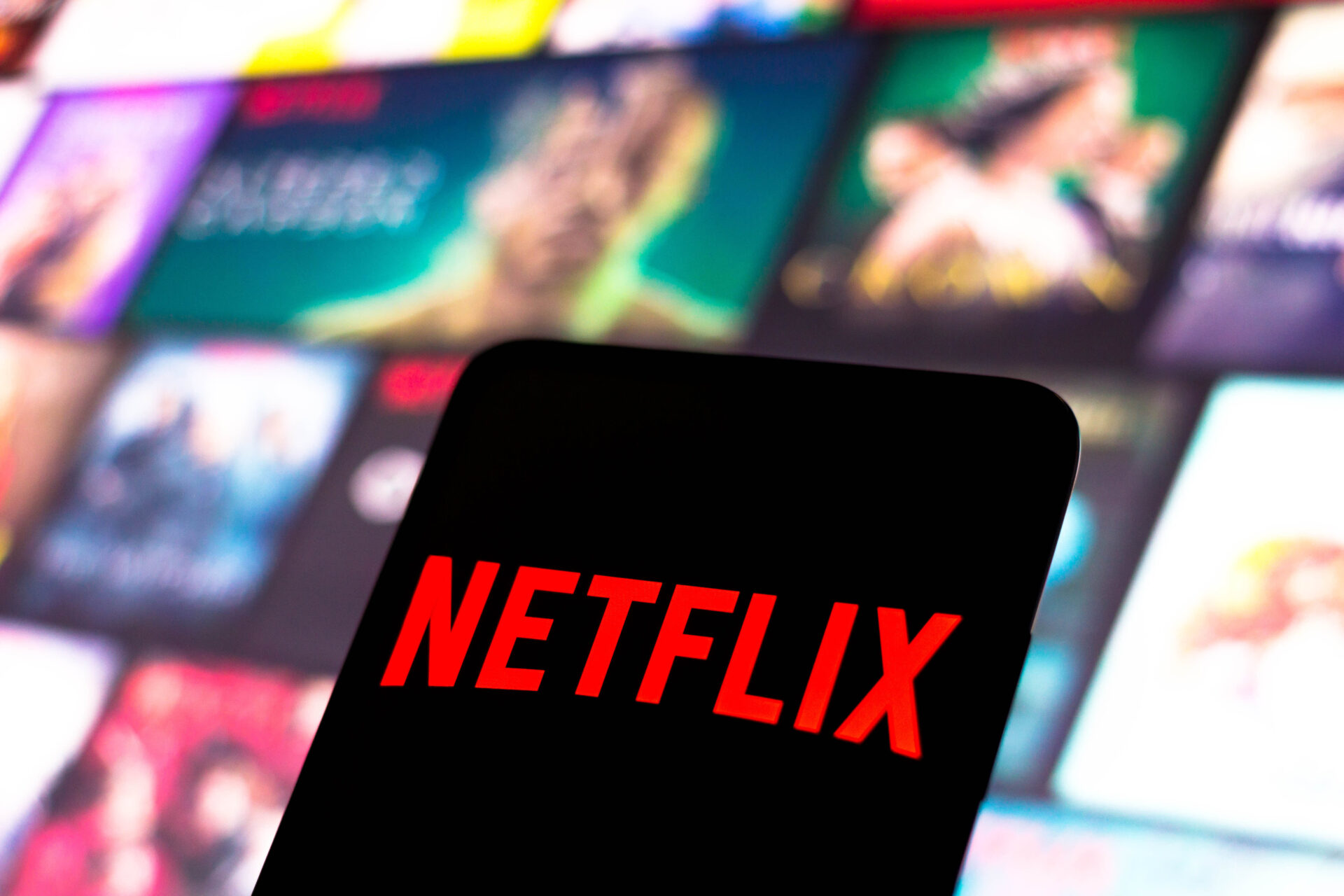 奈飞 (NFLX) 宣布股票拆分，推动股价上涨 4%。