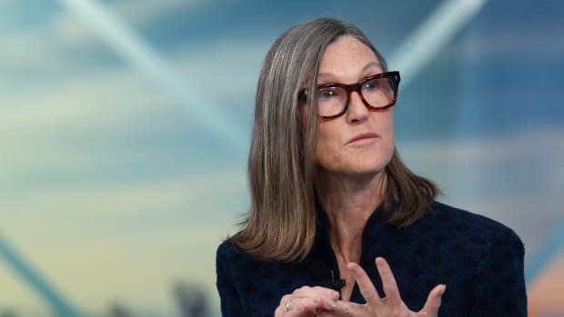 凯茜·伍德在市场下跌之际大量买入她最喜欢的加密货币股票