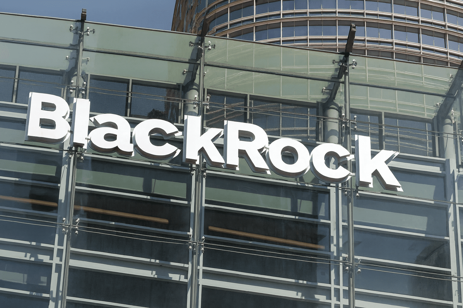 机构需求激增，贝莱德基金增持自有比特币ETF