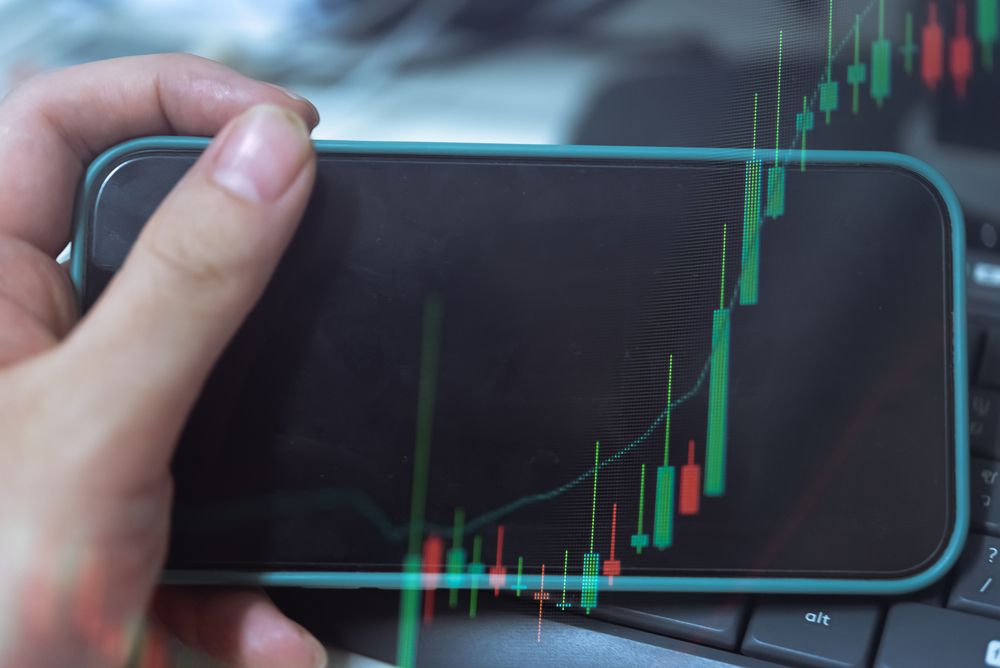 图表信号转绿——XRP 的更高低点与交易所大规模抛售潮相遇