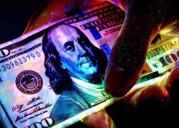 雷·达里奥的对冲基金向两项新资产注资2.5757亿美元，并出售了沃伦·巴菲特刚刚斥资数十亿美元买入的股票。