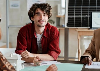 随着拥有住房的梦想逐渐远去，年轻投资者开始转向数字资产。