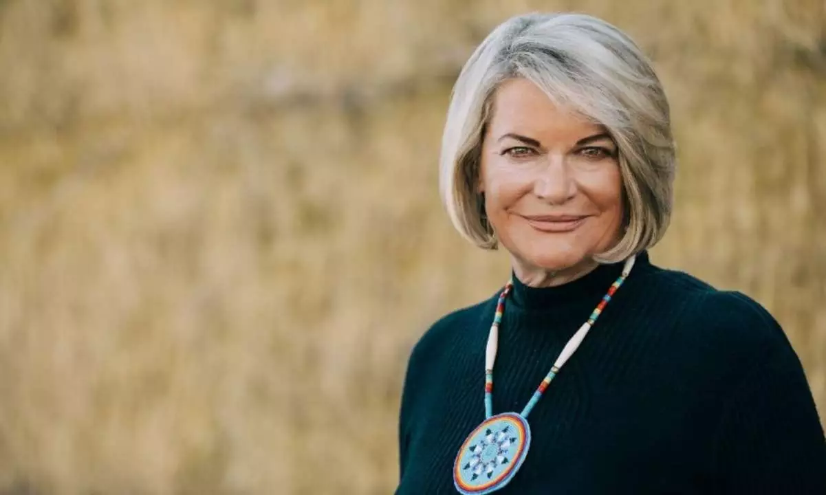 美国参议员辛西娅&middot;卢米斯宣布辞职计划