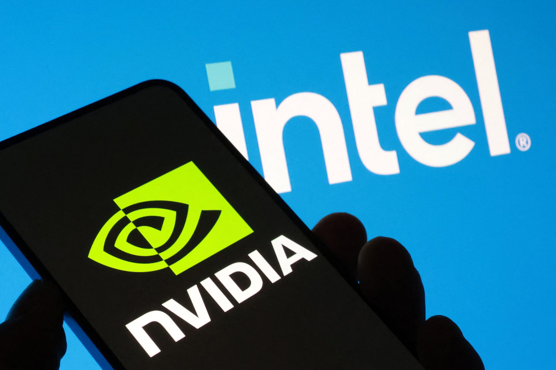 英伟达 (NVDA) 股价下跌，因英特尔 50 亿美元投资最终敲定。