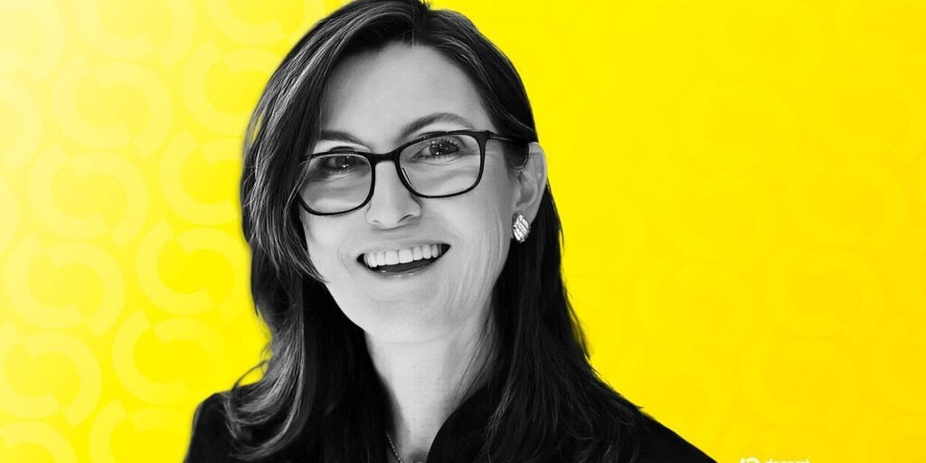 比特币暴跌之际，凯茜&middot;伍德的Ark Invest加倍买入BitMine和Coinbase股票